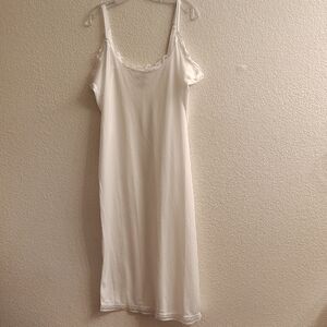 NEW Chic White Lace-Trimmed Slip On Long Chemise.  B3 P